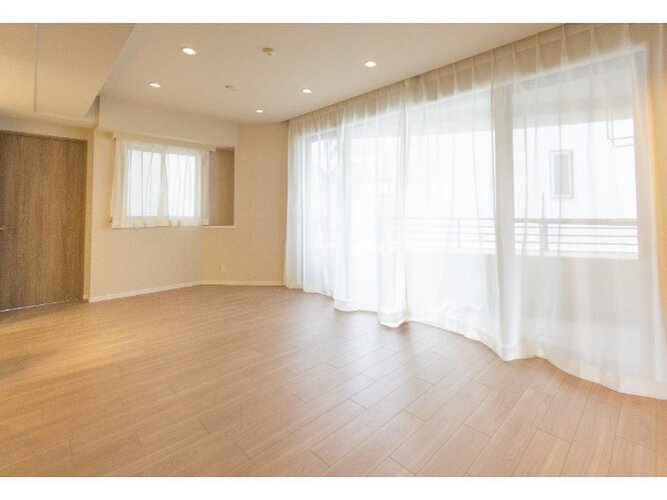 多くの光を取りこむLDKは照明と質感の高いフローリングでスタイリシュに。より使いやすくより美しく♪ 多くの光を取りこむLDKは照明と質感の高いフローリングでスタイリシュに。より使いやすくより美しく♪