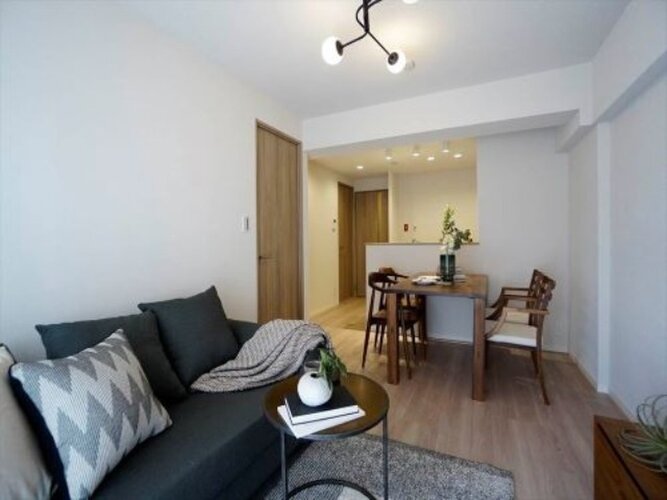 柔らかな色合いのフローリングと清潔感のあふれる白のクロスが明るい空間を創り出しているLDK。 柔らかな色合いのフローリングと清潔感のあふれる白のクロスが明るい空間を創り出しているLDK。