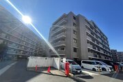 格調と静謐を強く息づかせたデザイン空間が、住む人や訪れる人を館内へとやさしくエスコートします。 格調と静謐を強く息づかせたデザイン空間が、住む人や訪れる人を館内へとやさしくエスコートします。