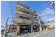統一した色調でデザインされたマンションは周囲と調和した景観を生み出しています。 統一した色調でデザインされたマンションは周囲と調和した景観を生み出しています。