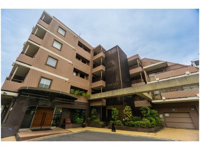 目黒駅まで徒歩8分。都市生活の利便性と充実感を得られる立地に佇んでいます。