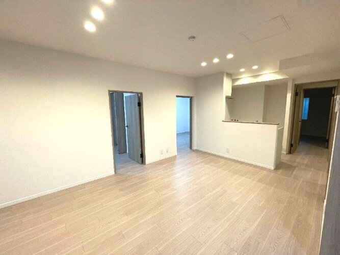 採光とライト使いで演出される落ち着きのある空間。ゆったりと伸びやかな時を過ごせそうです。