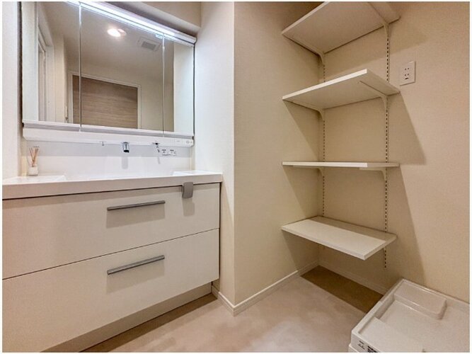 使いやすい収納たっぷりな洗面化粧台。身だしなみチェックや肌のお手入れも捗ります。 使いやすい収納たっぷりな洗面化粧台。身だしなみチェックや肌のお手入れも捗ります。