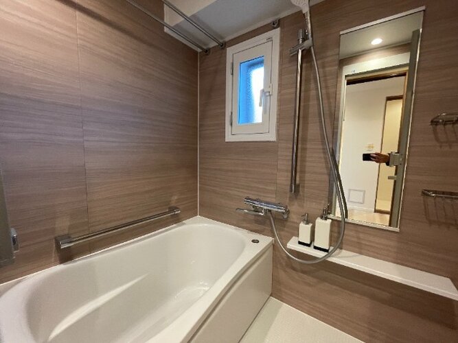 バスルームは浴室乾燥機付き。花粉の季節や梅雨時期などでもお洗濯をしっかりサポート。 バスルームは浴室乾燥機付き。花粉の季節や梅雨時期などでもお洗濯をしっかりサポート。