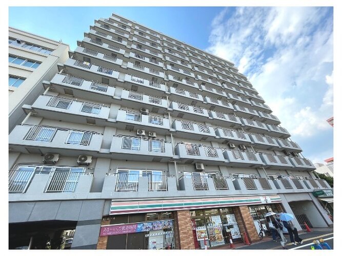 西早稲田駅まで徒歩2分。都市生活の利便性と充実感を得られる立地に佇んでいます。 西早稲田駅まで徒歩2分。都市生活の利便性と充実感を得られる立地に佇んでいます。