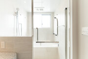 浴室扉は高級感のある片開透明ドア