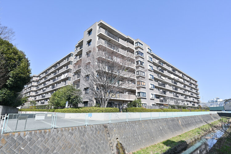 青空に映える佇まい。陽当たりの良さと開放感のある快適な住まいは日々の生活を快適に♪ 青空に映える佇まい。陽当たりの良さと開放感のある快適な住まいは日々の生活を快適に♪