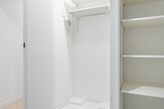 ◆ランドリー収納◆置場に困る洗濯用洗剤などを収納できる収納棚を造作しました。扉付きなので生活感を隠せるのも嬉しいポイント。新たにラックを設ける必要がなく、スタイリッシュな空間を維持できます。