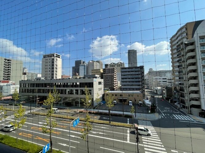 目の前に大きく広がる空。思わず深呼吸したくなる気持ちのよい眺望です。