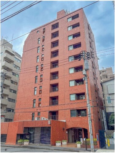 陽だまりの中でそよ風を感じる快適な空間。青空の下にその落ち着きのある外観を描き出します。 陽だまりの中でそよ風を感じる快適な空間。青空の下にその落ち着きのある外観を描き出します。