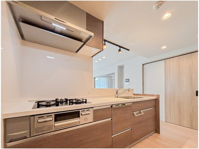 日々の家事の負担を軽減させる、食器洗浄機付きのキッチンです♪光熱費も安くなり、一石二鳥ですね。