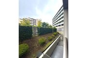 目の前に大きく広がる空。思わず深呼吸したくなる気持ちのよい眺望です。