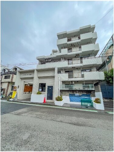 統一した色調でデザインされたマンションは周囲と調和した景観を生み出しています。 統一した色調でデザインされたマンションは周囲と調和した景観を生み出しています。