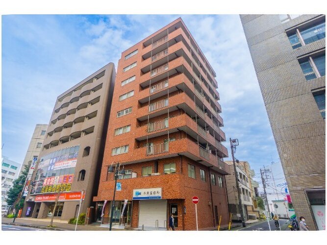 本厚木駅まで徒歩6分。日常生活便利な立地に佇むマンションです。