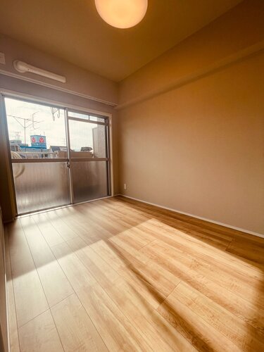 居室 ・洋室はバルコニーから優しい光が差し込む明るいお部屋。過ぎ行く時間をゆったりと感じることができる落ち着いた空間です。 居室 ・洋室はバルコニーから優しい光が差し込む明るいお部屋。過ぎ行く時間をゆったりと感じることができる落ち着いた空間です。