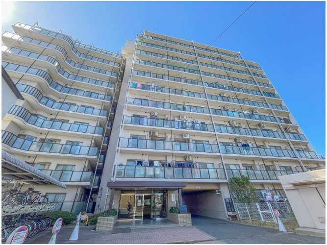 どこか余裕を感じさせるシャープなフォルムで佇む外観は、晴天の空と合わせる事で堂々たる趣を見せます。