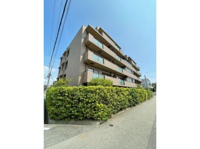 統一した色調でデザインされたマンションは周囲と調和した景観を生み出しています。