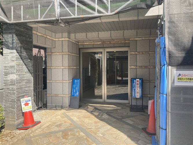 オートロック付きのエントランス。※2023年マンション修繕工事実施中。 オートロック付きのエントランス。※2023年マンション修繕工事実施中。