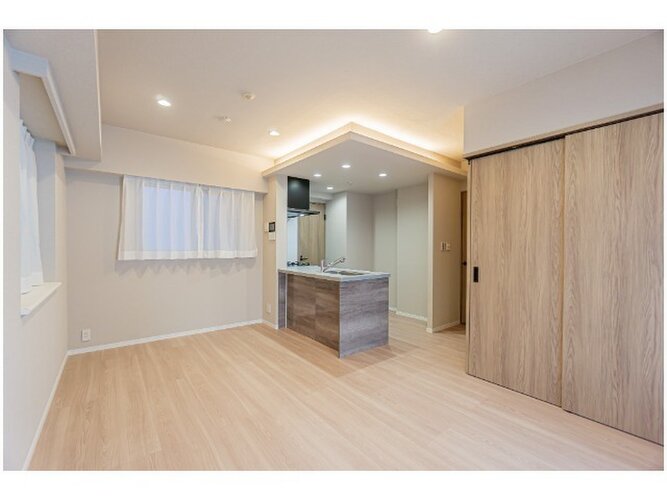 採光とライト使いで演出される落ち着きのある空間。ゆったりと伸びやかな時を過ごせそうです。