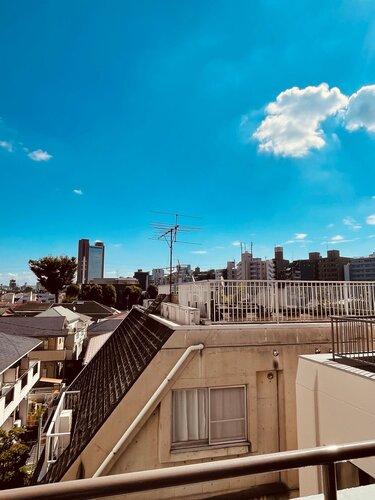 眺望　・バルコニーからは見事なまでに開けた青空が望めます。都心の風を感じながら自分の居場所を確立。豊かな暮らしを実現できます。
