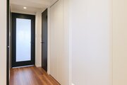フットライトからのびる光が足元を優しく包み込む気品溢れる玄関です。住まいの顔になる玄関は、白を基調に爽やかな空間を演出します。