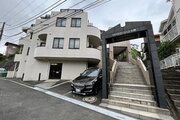 閑静な住宅街に佇むマンション。柔らかい色調とマットな素材が穏やかな雰囲気を奏でます。 閑静な住宅街に佇むマンション。柔らかい色調とマットな素材が穏やかな雰囲気を奏でます。