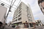 西武新宿線「新挟山」駅まで徒歩4分。都市機能の利便性を感じられる立地に建つマンションです。