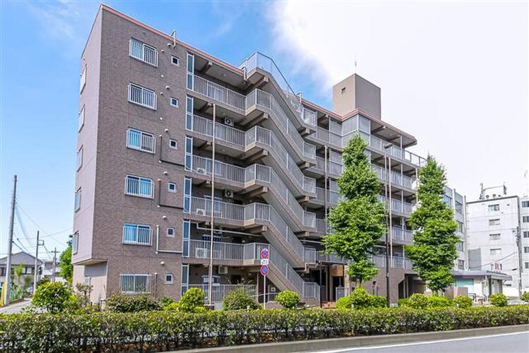 閑静な住宅街に佇むマンション。柔らかい色調とマットな素材が穏やかな雰囲気を奏でます。 閑静な住宅街に佇むマンション。柔らかい色調とマットな素材が穏やかな雰囲気を奏でます。