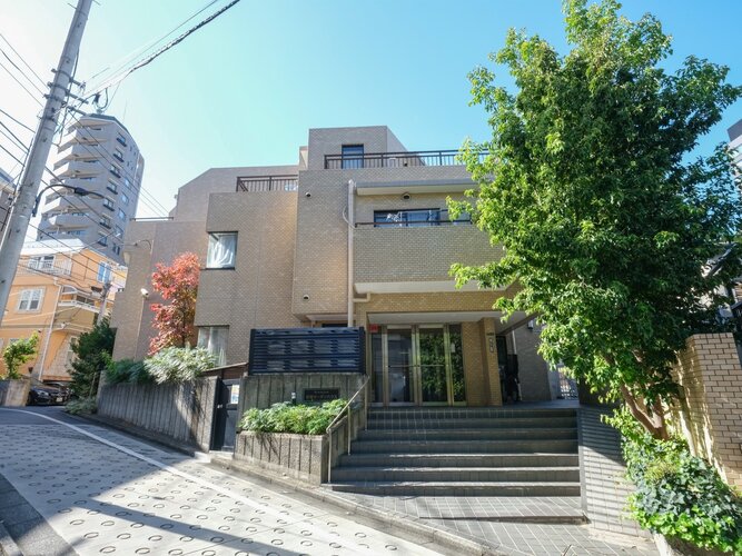 ビッグターミナル『新宿』駅も生活圏の利便性良好な立地に佇む、安心の新耐震基準適合マンションです。低層の壁式構造のため堅牢な造りをしたがっしりとしたレジデンスです。 ビッグターミナル『新宿』駅も生活圏の利便性良好な立地に佇む、安心の新耐震基準適合マンションです。低層の壁式構造のため堅牢な造りをしたがっしりとしたレジデンスです。