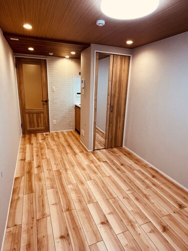 居室　・木目調が美しいキッチンや建具、床材などが相まって、大人モダンで上質な居住空間を演出します。