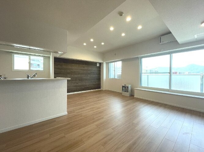 広さ17.5帖の落ち着いた雰囲気のLDK。伸びやかな空間の中で、ゆったりとしたひとときを過ごせそうです。 広さ17.5帖の落ち着いた雰囲気のLDK。伸びやかな空間の中で、ゆったりとしたひとときを過ごせそうです。