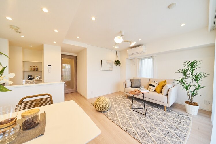 リビングダイニングは明るい色合いのフローリングで、どんな家具にも調和します。 リビングダイニングは明るい色合いのフローリングで、どんな家具にも調和します。