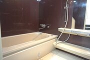 一日の疲れを癒す空間。落ち着いた色合いのユニットバス、脚を伸ばして心と体を癒し、落ち着かせられます。