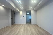 柔らかな色合いのフローリングと清潔感のあふれる白のクロスが明るい空間を創り出しているLDK。