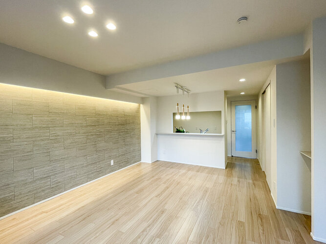 建物全体の雰囲気と合わせた色調と素材のリノベーション。居心地よくホッととできる空間です。