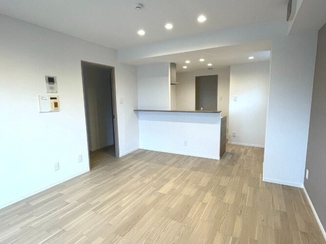 落ち着きのあるフローリングと清潔感のあるクロスが心和む空間を作り出しています。 落ち着きのあるフローリングと清潔感のあるクロスが心和む空間を作り出しています。