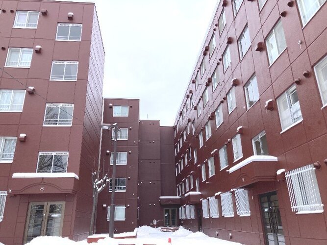 統一した色調でデザインされたマンションは周囲と調和した景観を生み出しています。