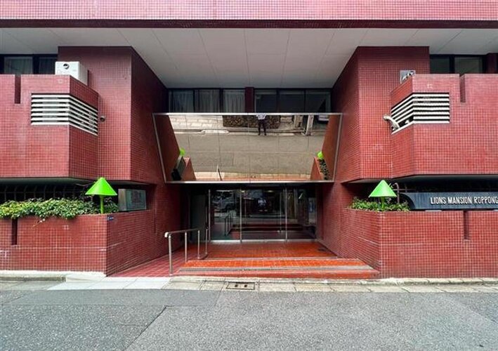 格調と静謐を強く息づかせたデザイン空間が、住む人や訪れる人を館内へとやさしくエスコートします。 格調と静謐を強く息づかせたデザイン空間が、住む人や訪れる人を館内へとやさしくエスコートします。