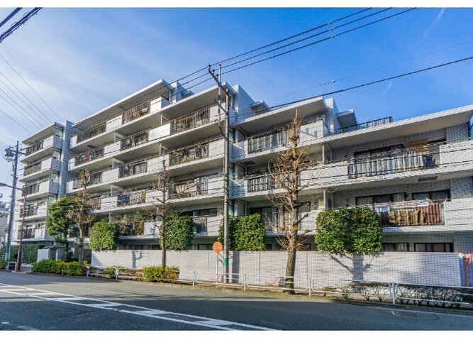 府中駅まで平坦な立地です！目の前には駅行のバス停もございます♪