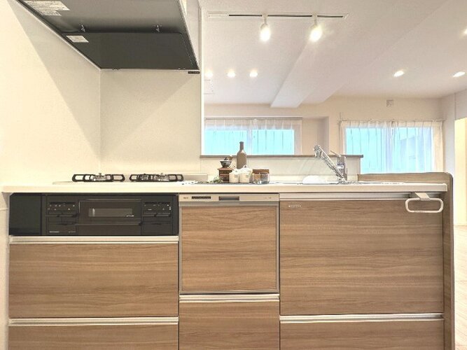 テンポよく進む調理。サクサク進められる後片付け。スタイリッシュなキッチンがサポートいたします。 テンポよく進む調理。サクサク進められる後片付け。スタイリッシュなキッチンがサポートいたします。