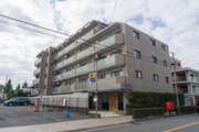 閑静な住宅街に佇むマンション。柔らかい色調とマットな素材が穏やかな雰囲気を奏でます。 閑静な住宅街に佇むマンション。柔らかい色調とマットな素材が穏やかな雰囲気を奏でます。