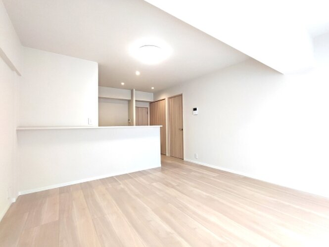 来客者の顔が確認できるカラーTVモニター付インターホン有り! 来客者の顔が確認できるカラーTVモニター付インターホン有り!