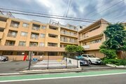 閑静な住宅街に佇むマンション。柔らかい色調とマットな素材が穏やかな雰囲気を奏でます。 閑静な住宅街に佇むマンション。柔らかい色調とマットな素材が穏やかな雰囲気を奏でます。