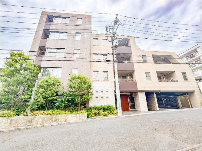 統一した色調でデザインされたマンションは周囲と調和した景観を生み出しています。