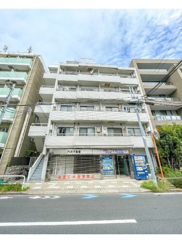 閑静な住宅街に佇むマンション。柔らかい色調とマットな素材が穏やかな雰囲気を奏でます。 閑静な住宅街に佇むマンション。柔らかい色調とマットな素材が穏やかな雰囲気を奏でます。