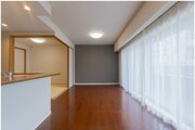 落ち着きのあるフローリングと清潔感のあるクロスが心和む空間を作り出しています。 落ち着きのあるフローリングと清潔感のあるクロスが心和む空間を作り出しています。
