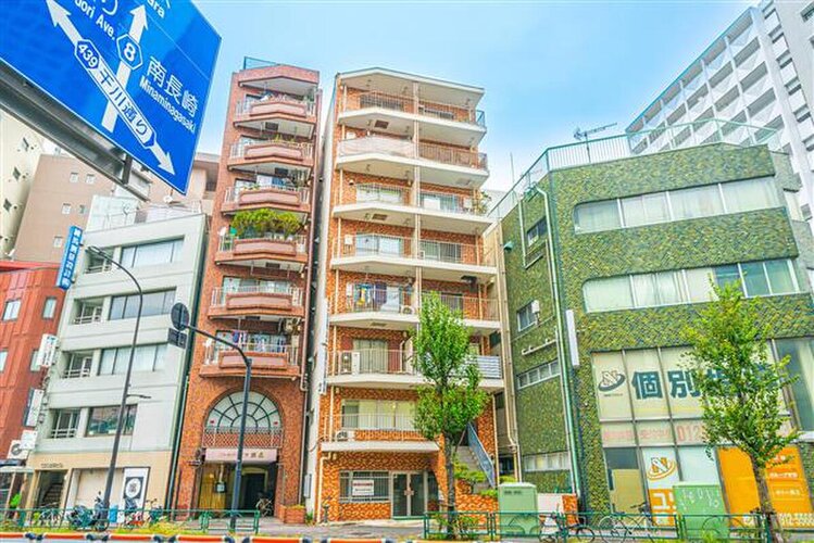 伸びやかな印象を受けるマンションです。落ち着きのある素材感で優しい表情に仕立てています。 伸びやかな印象を受けるマンションです。落ち着きのある素材感で優しい表情に仕立てています。