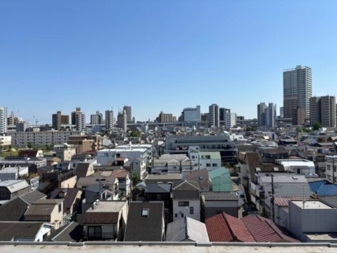 穏やかな街並みを一望しながら、爽やかな風と柔らかく降り注ぐ陽光を感じて頂けます。 穏やかな街並みを一望しながら、爽やかな風と柔らかく降り注ぐ陽光を感じて頂けます。