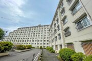 小田急小田原線「町田」駅まで徒歩20分。「リリエンハイム前」バス停まで徒歩2分 小田急小田原線「町田」駅まで徒歩20分。「リリエンハイム前」バス停まで徒歩2分