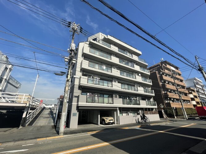 陽だまりの中でそよ風を感じる快適な空間。青空の下にその落ち着きのある外観を描き出します。 陽だまりの中でそよ風を感じる快適な空間。青空の下にその落ち着きのある外観を描き出します。